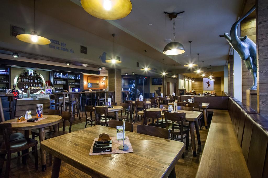 Hotel Alfa Тршебич Экстерьер фото